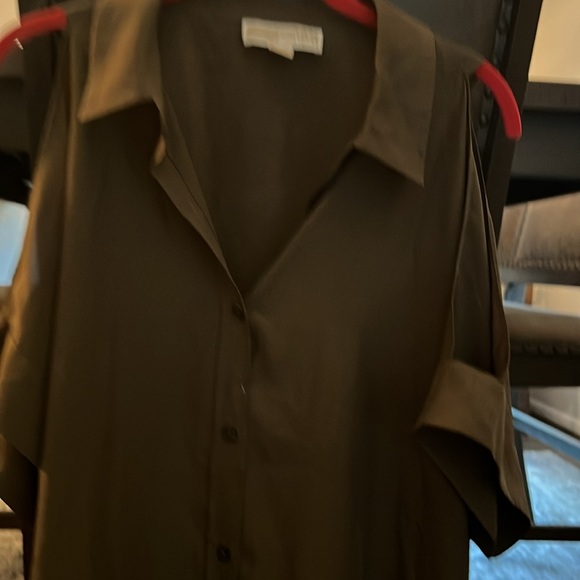 Woman’s Michael Kors Open Shoulder Button Up Blouse Size XL - Picture 3 of 3